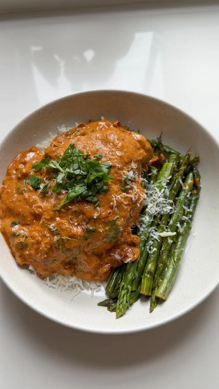 Creamy Tuscan chicken with rice and asparagus from Becky’s Yazio content